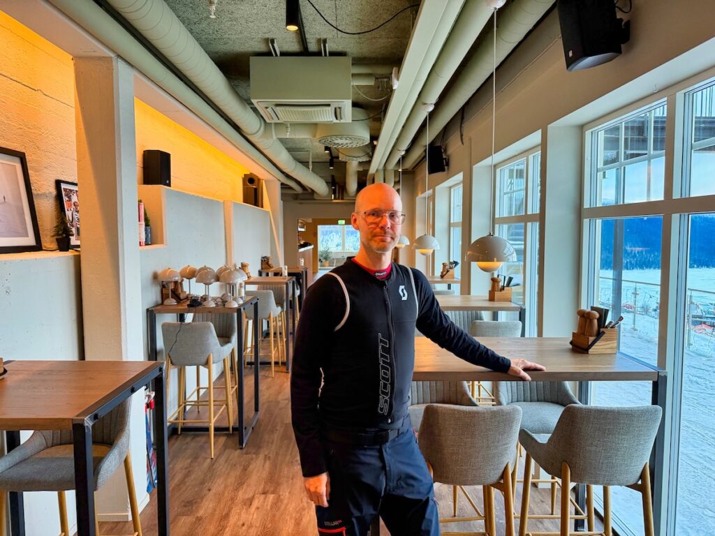 Tommy öppnar Zoft efter ett års väntan