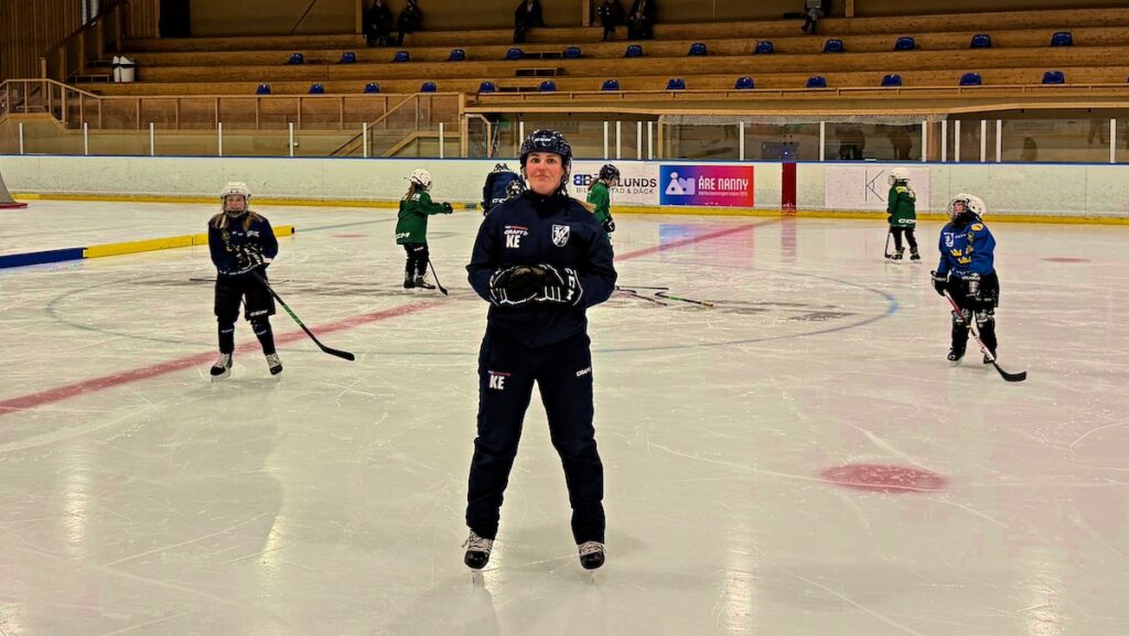 Från tolv tjejer till trettio – Järpens IF:s tjejhockey växer